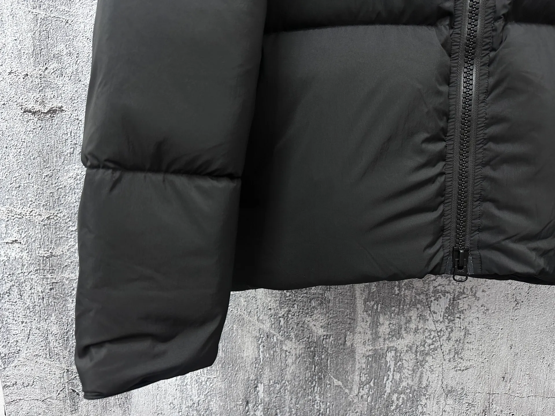 P840 【Canada gooes】Large Goose Sleeve Stand Collar Down Jacket Lawrence down jacket provides basic protection for daily adventures. Delicately soft fabric, this is a water-repellent fabric that is soft to the touch yet durable. Filled with extremely fluffy white duck down. This piece has a quilted body and structured down. Padded collar and reflective double-stripe grip tape. Extended hem and tucked-in inner rib-knit cuffs. Size: XS-2XL